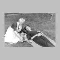028-0127 Helene Schweichler im Jahre 1943 mit ihrem verwundeten Sohn Heinz im Garten.jpg